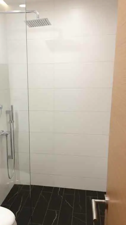 Instalación puerta abatible ducha pequeña Bogotá Centro