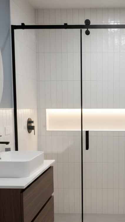 Baño remodelado con puerta de vidrio corrediza Chapinero