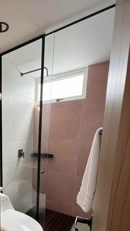 División de baño corrediza de gran formato en casa de Chía