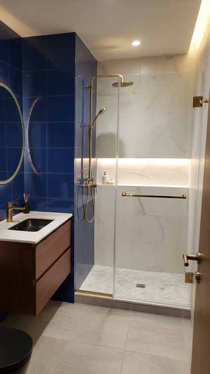 Proyecto baño puerta vidrio sin marco Chicó Bogotá