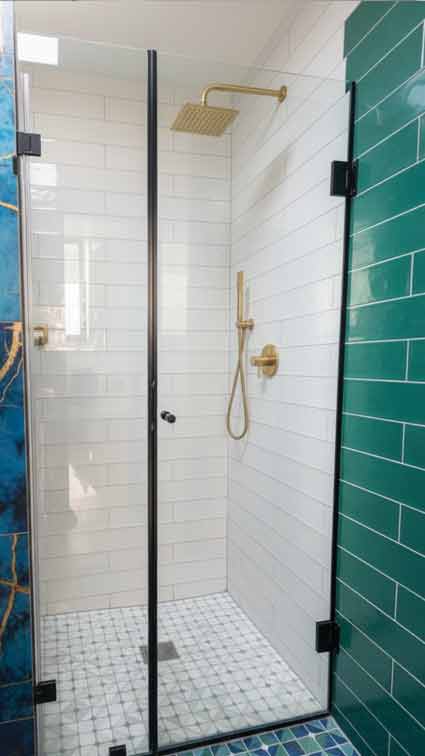 Puerta ducha vidrio herrajes negros Bogotá