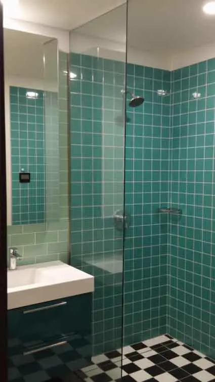 División de baño de gran altura en casa campestre de Cota