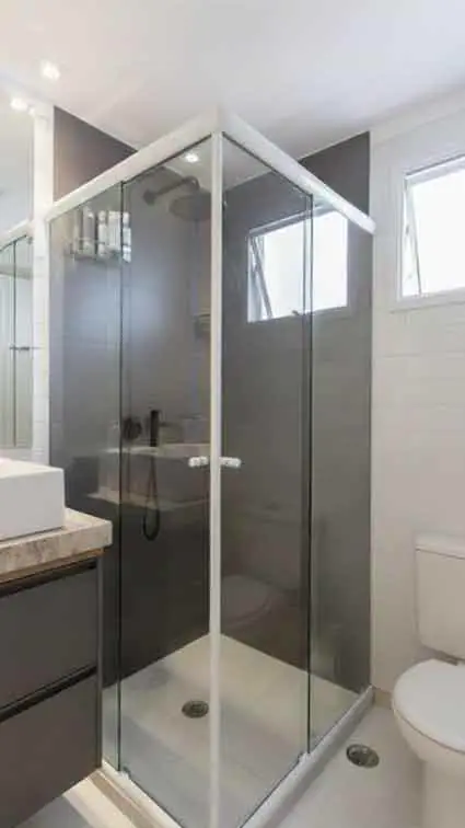 División de baño moderna con vidrio sandblasting esmerilado Bogotá