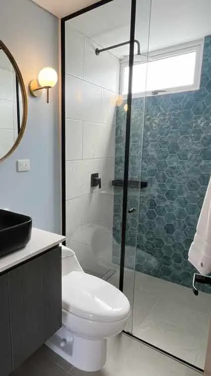 División de baño corrediza en vidrio templado instalada en Usaquén, Bogotá