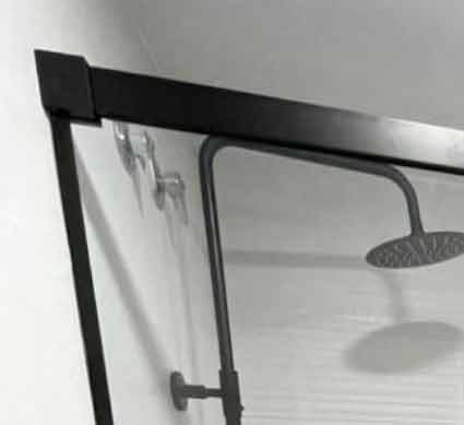 División de baño con marco de acero