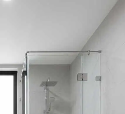 División de baño esquinera en L