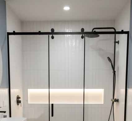 División de baño recta entre muros