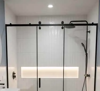 División de baño recta entre muros